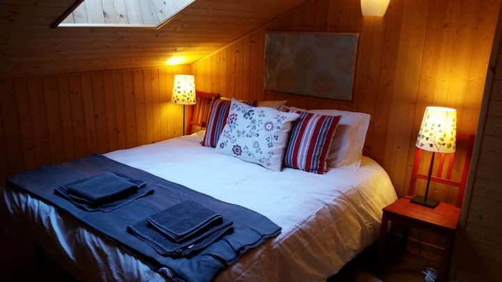 חדר שינה 4 בחלק העליון של הבית עם 2 מיטות יחיד שניתן לחבר עם מזרן מיטה משותף. חדר רחצה פרטי.