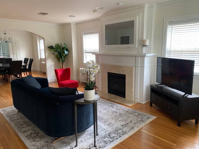 Historic Remodeled Beautiful Georgian Condo gallery image 3