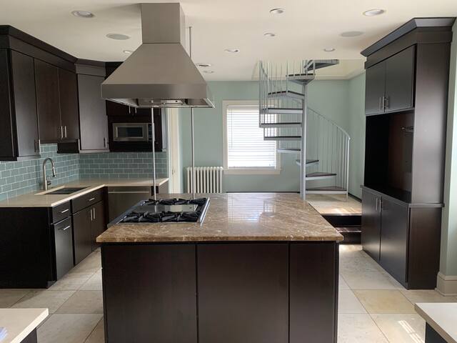 Historic Remodeled Beautiful Georgian Condo gallery image 2