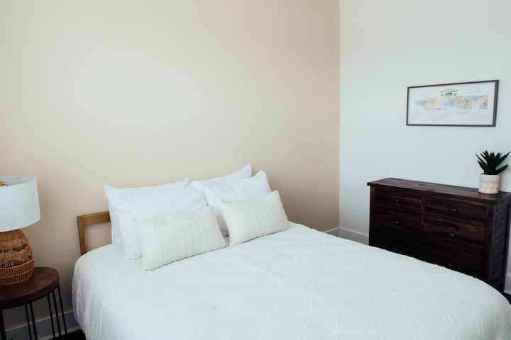 ห้องนอน 2 ตั้งอยู่บนชั้น 2 มีเตียงควีนไซส์พร้อมผ้าปูที่นอนสะอาดสดชื่น ห้องนอนนี้ยังมีโต๊ะเครื่องแป้งและตู้เสื้อผ้าแบบเดินเข้าได้เพื่อความสะดวกสบายของผู้เข้าพักระหว่างการเข้าพัก!