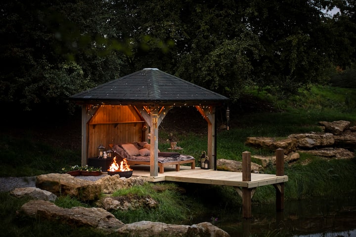 Pondside Shepherd’s hut photo 3
