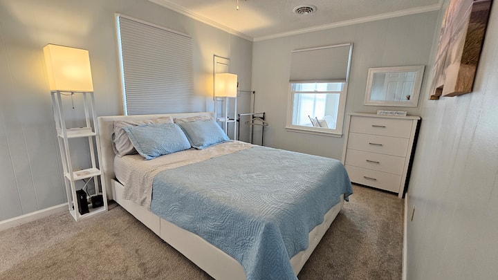 חדר שינה ראשי עם מיטת קווין סייז.