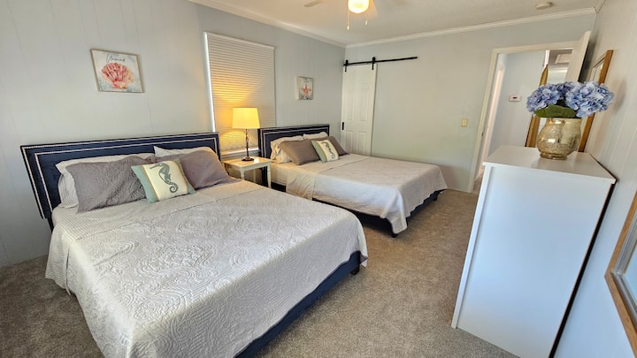 חדר שינה מס '2: חדר מרווח עם שתי מיטות קווין סייז, ארון וארון לבגדים.