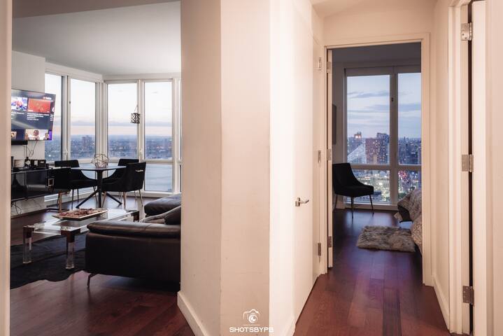 Luxury 2 Bedroom High-Rise Apartment Times Square gallery image 2