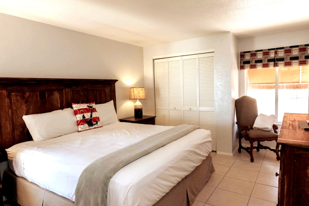 Уживајте во удобност со брачен кревет во главната спална соба, нудејќи доволно простор за одмор по долгиот ден.  