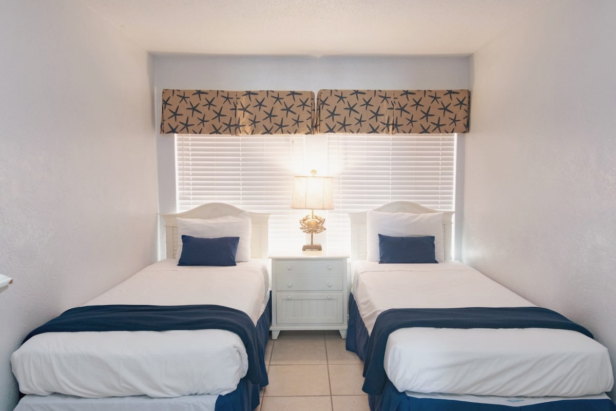 Ве очекуваат два удобни двокреветни кревета кои обезбедуваат мирен ноќен сон во вашето место за одмор покрај плажа. 