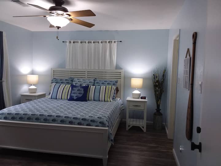 Kitanda cha King na godoro jipya la povu la kumbukumbu na bafu kamili
T.V na mtandao wa Dish