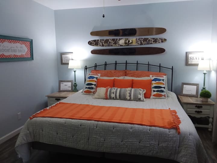 Kitanda aina ya King chenye godoro jipya
Mtandao wa T.V. w Dish