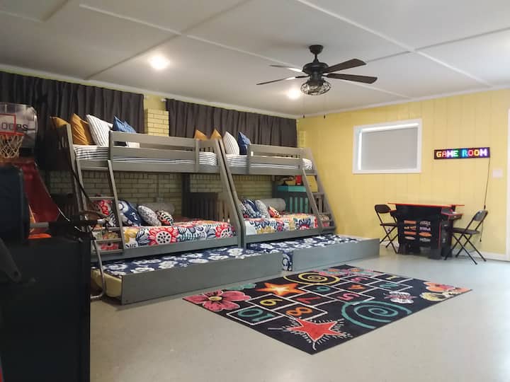 Chumba cha bunk na kuvuta vitanda vya trundle
Michezo kamili ya kuoga
Arcade, Mpira wa Kikapu wa Kielektroniki, Karaoke, T.V na mtandao wa Dish
Locking mvinyo frig

