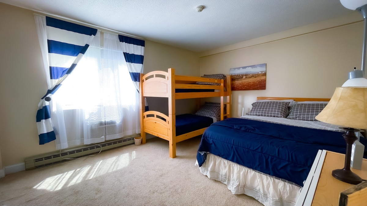 标准双人床-双层床-全功能卫生间-衣物储存-床单-毛巾-熨斗-空调-暖气-必需品