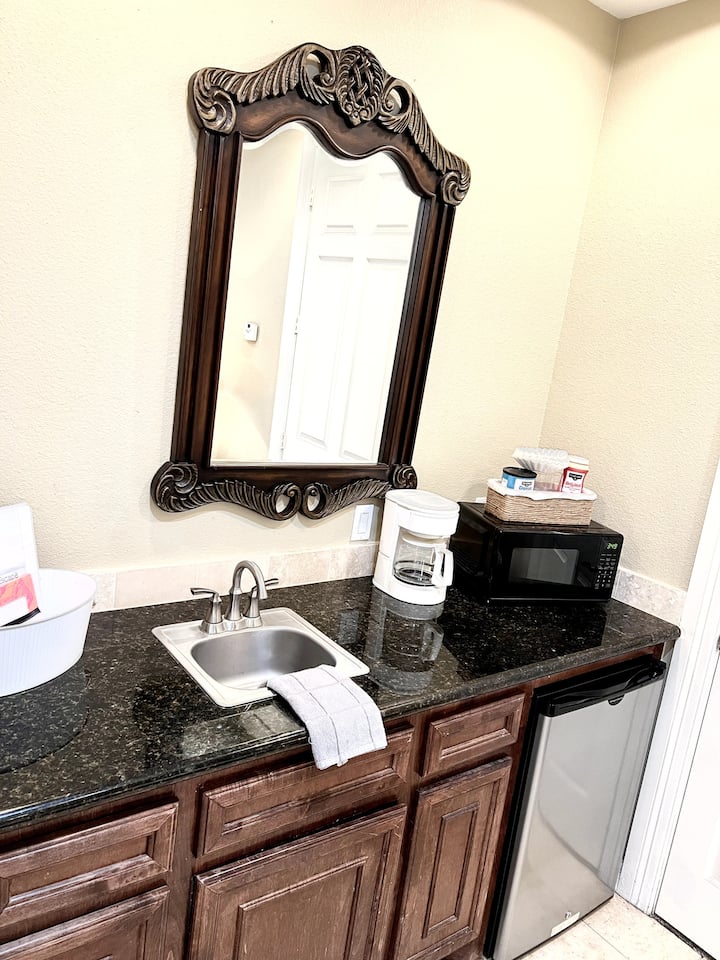1104 The Lakeside Escape Condo: Studio Room - Conroe