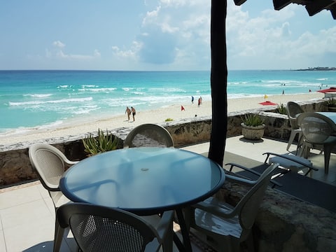 Successful Airbnb property: Spacious 100% Oceanfront Condo with Kitchenette for 4 in Zona Hotelera