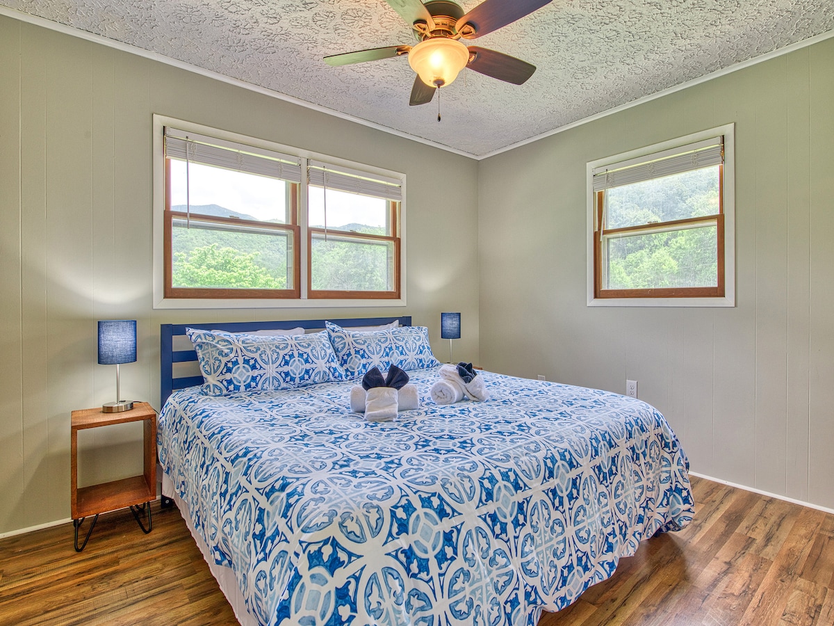 Chumba cha kulala cha Mwalimu kina mwonekano wa milima kutoka kwenye dirisha.