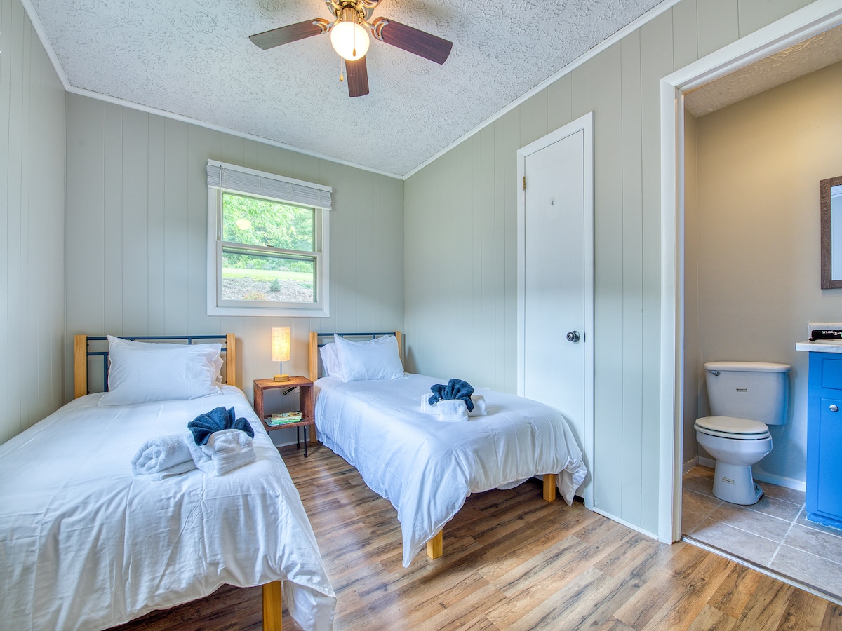 Chumba cha kulala 2. Vitanda pacha vinaweza kuunganishwa pamoja kwa kitanda cha ukubwa wa mfalme. 