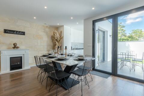 Typical Bordeaux renovated shop 3 bedrooms/3 bathrooms