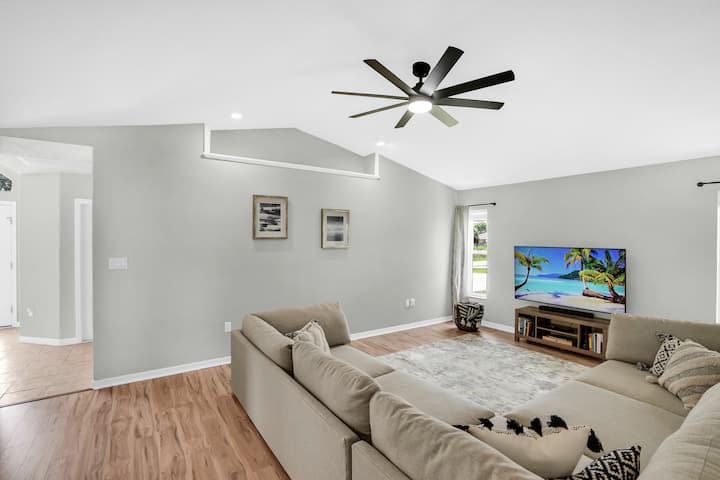 Elegant And Spacious 3 Br House W/  Heated Pool - North Port, FL