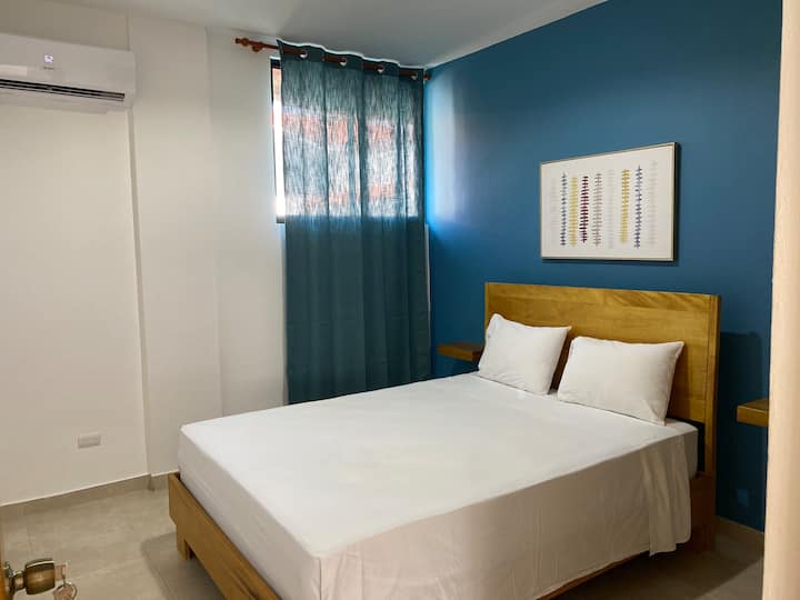 La segunda habitación tiene una doble cama de tipo Queen Size con su aire acondicionado.

The second room has a double Queen Size bed with its air conditioning.

