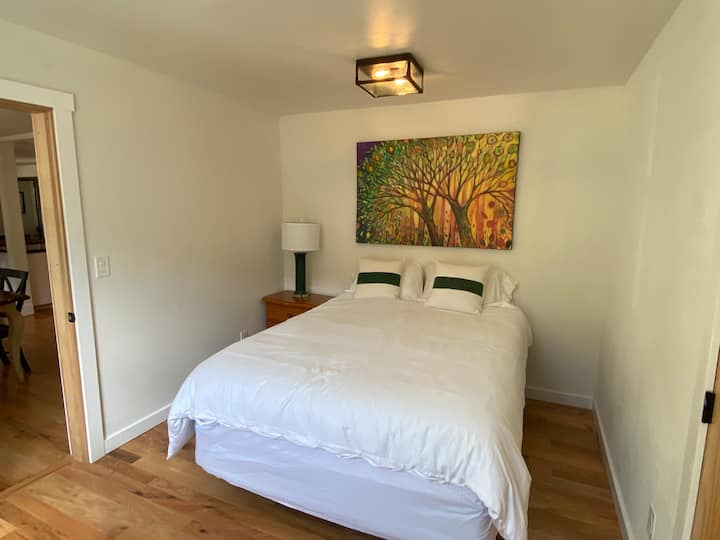 Espace bureau avec un lit queen