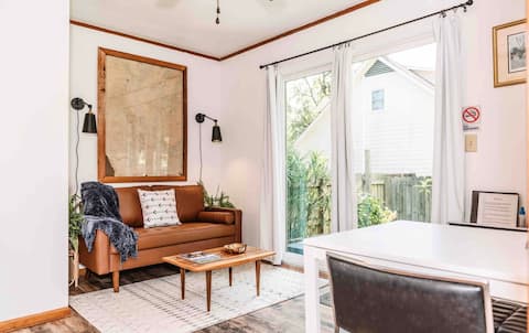 Cozy one bedroom suite with private garden