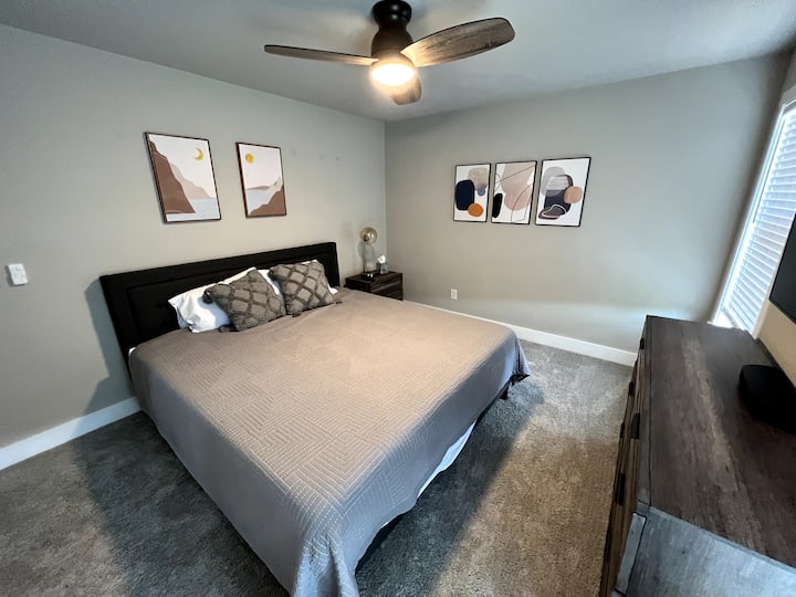 Treća spavaća soba s bračnim krevetom, komodom i 4k TV-om s Roku Streambarom