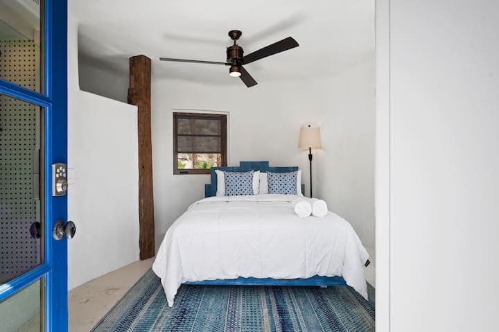 Bedroom 4 (casita): queen bed, upstairs