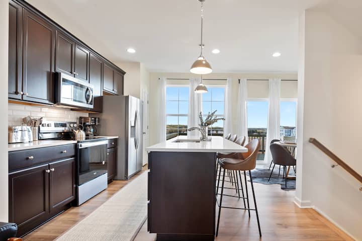 The Upscale Pentowne Manor (Luxe Extended Stay)