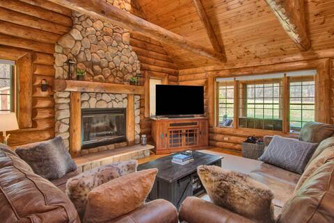 Hot Tub | Fire Pit | Smart TV | Fireplace| BBQ