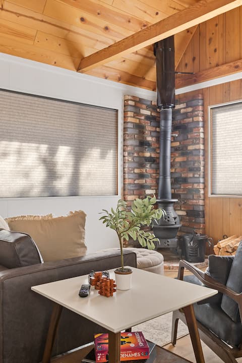 Cabin, private deck with fire pit. Close to Lake