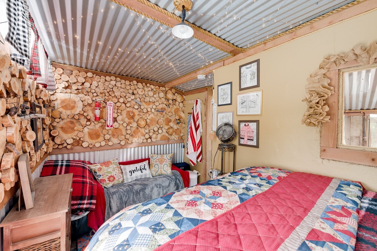 Dormitorio luminoso y colorido en la planta superior lleno de tonos vibrantes y una decoración animada. El lúdico esquema de colores crea un ambiente enérgico y acogedor, perfecto para relajarse o inspirarse. Con detalles alegres y muebles elegantes, esta habitación es 