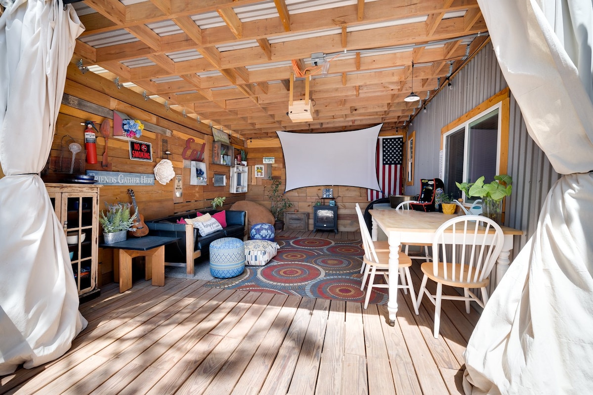 La sala de cabañas con proyector wifi y pantalla.