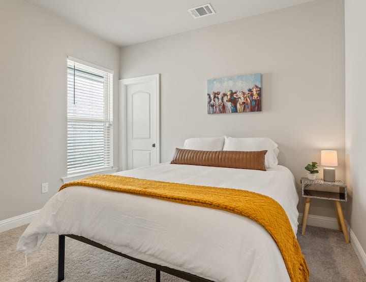 Apartman s bračnim krevetom i ogledalom pune dužine. 