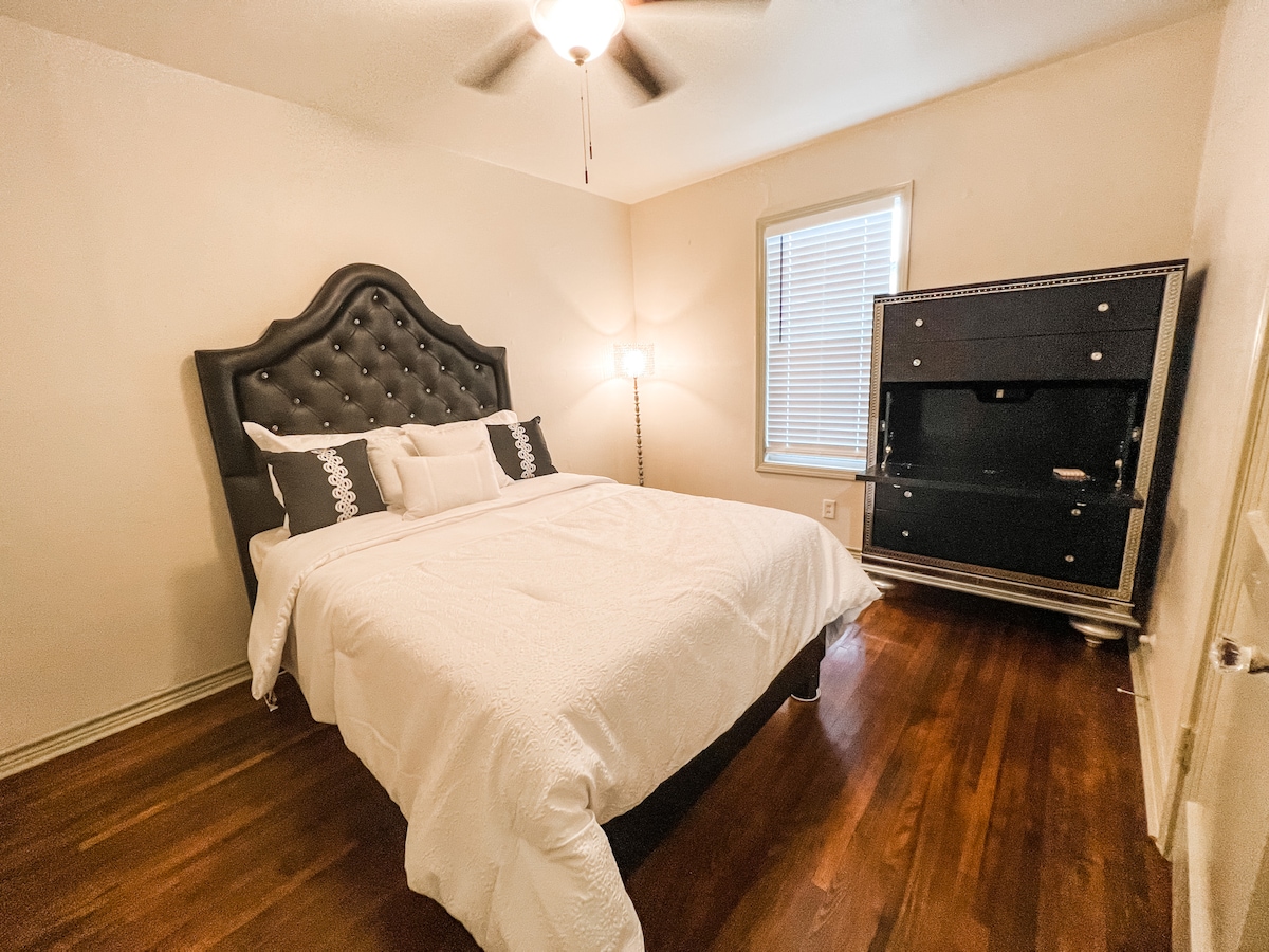 Dormitorio 2: cama queen, vestidor con escritorio plegable, armario, ventilador de techo.