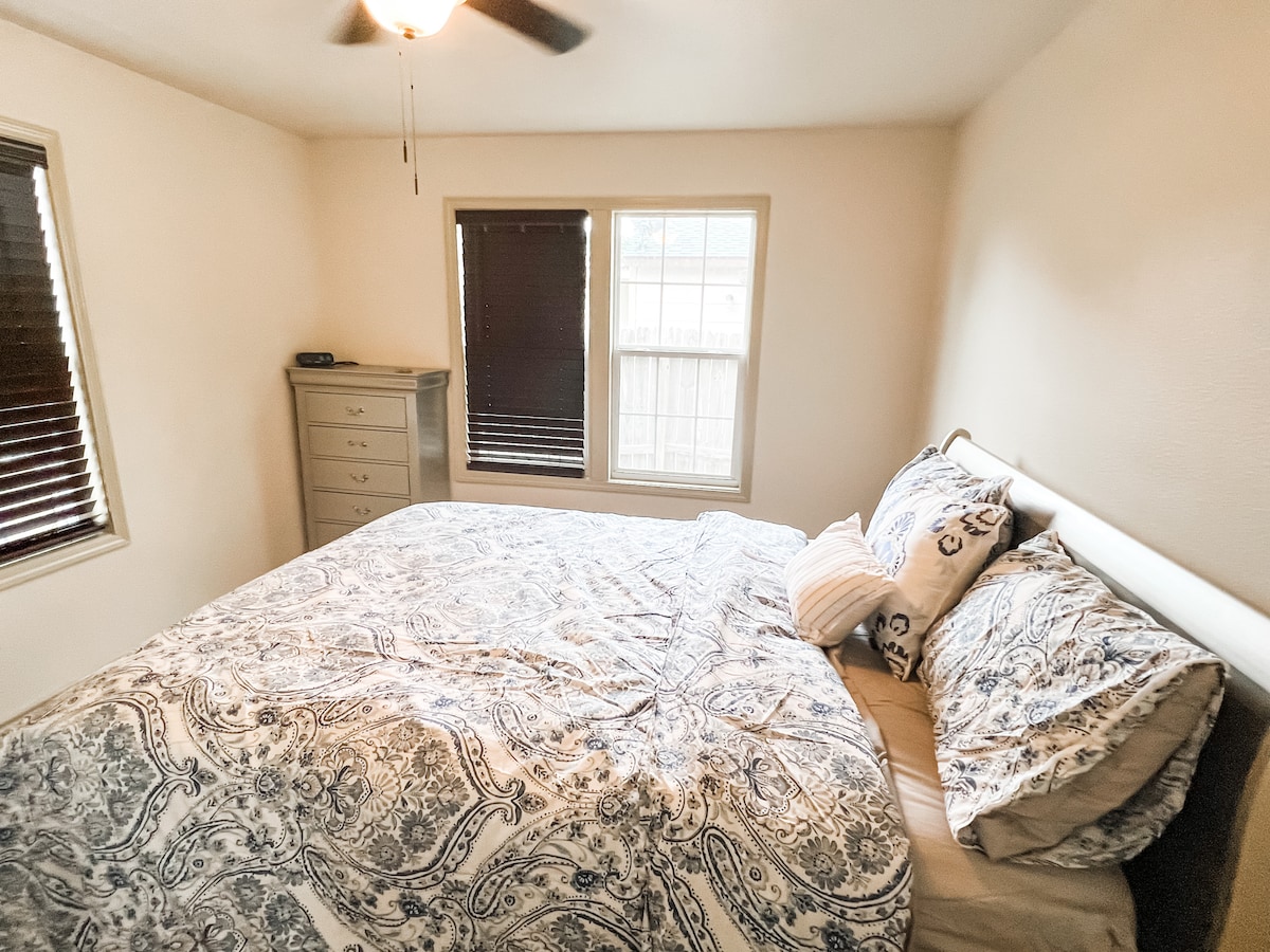 Dormitorio principal: cama Queen 