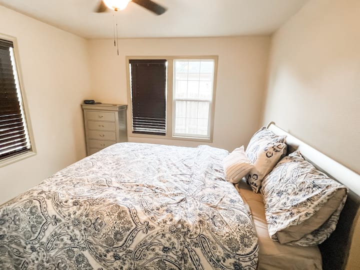 Chumba cha kulala cha Master: Kitanda cha malkia 