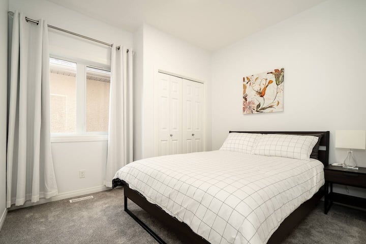 BedRoom2 საწოლიანი საწოლით 152 × 203 სმ ზომის საწოლი