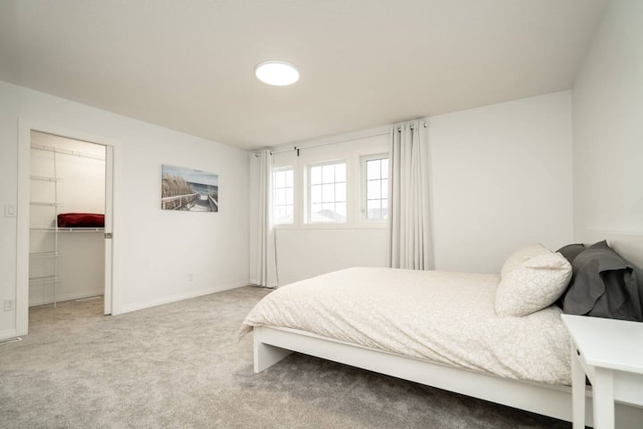 Მთავარი საძინებელი 152 × 203 სმ ზომის საწოლით