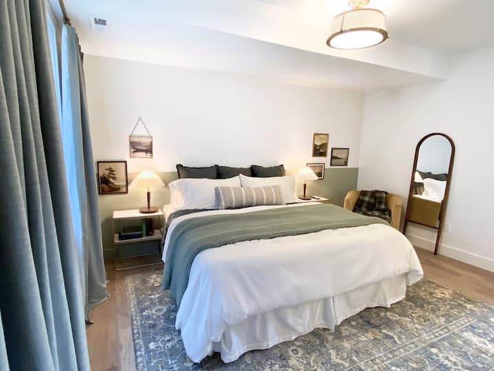 Suite tamaño king en el sótano con baño completo adjunto.