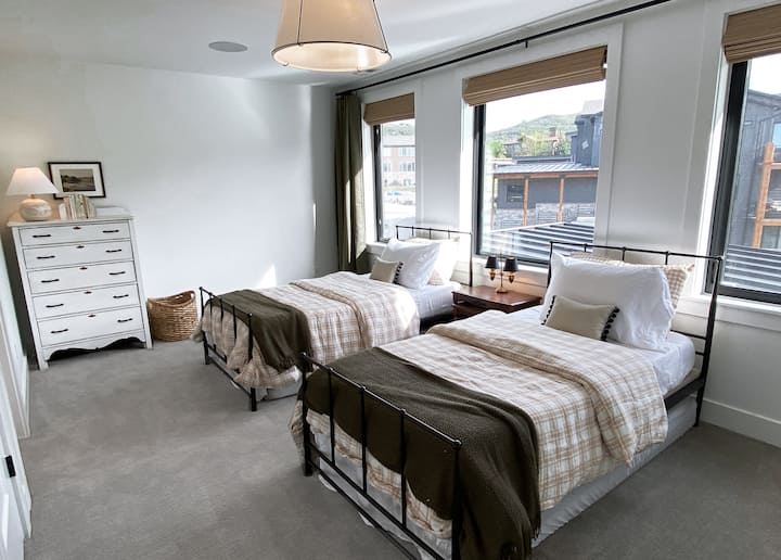 Dormitorio doble en la planta superior con colchones extraíbles y baño