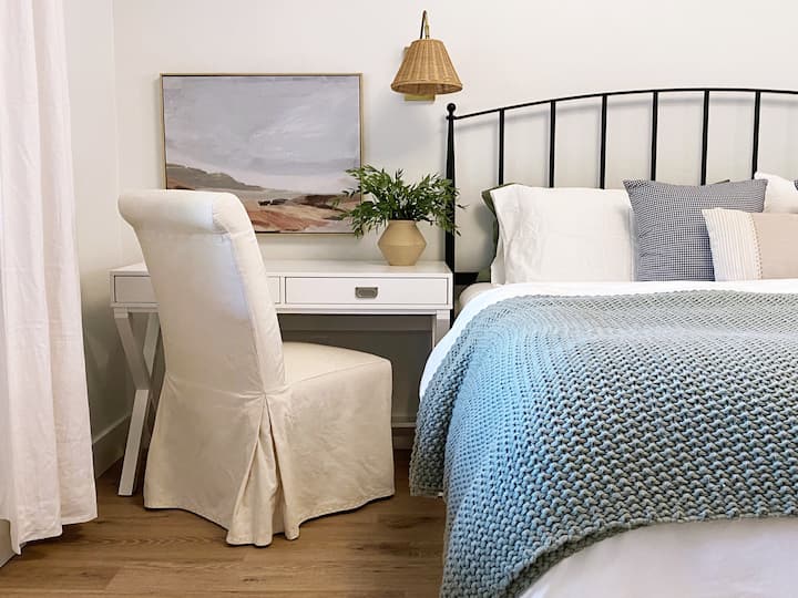 Dormitorio sótano junto al lago con cama king, baño adjunto y TV.