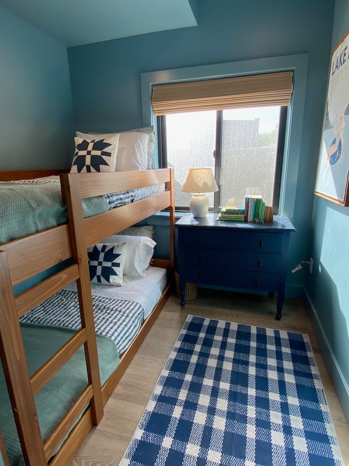 Acogedora habitación con literas, perfecta para niños