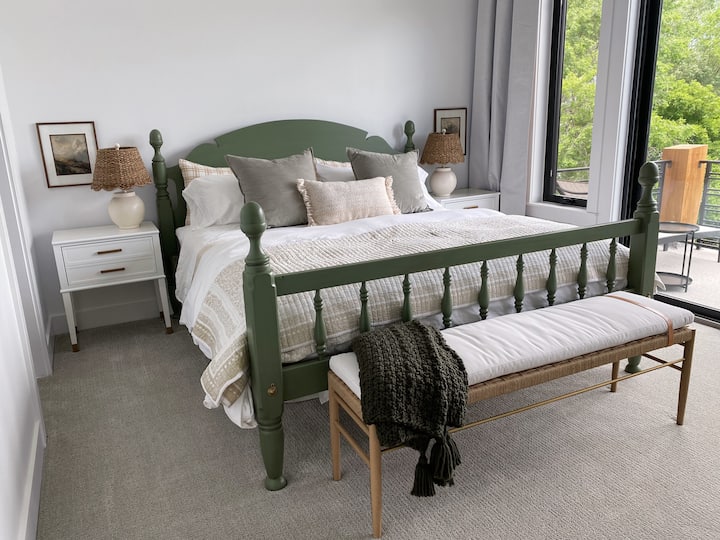 Suite King secundaria en la planta superior con baño adjunto, acceso al balcón y vistas al lago.