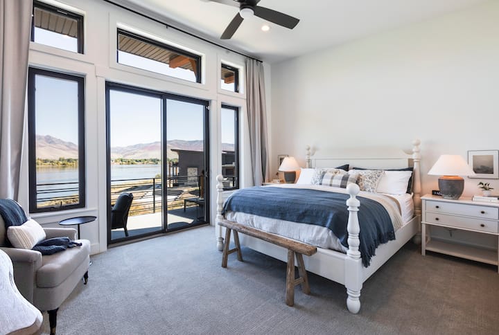 Dormitorio principal con acceso al balcón y baño completo