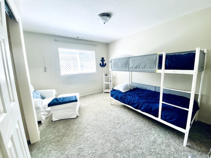 Savršena dječja soba s krevetom na kat i udobnom stolicom. 