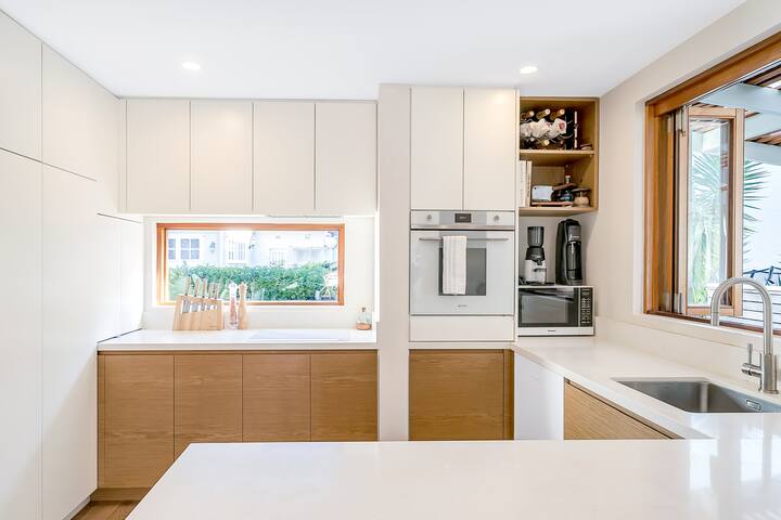 Gorgeous & spacious family home with big backyard gallery image 4