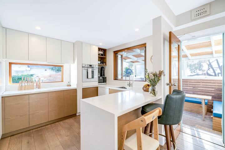 Gorgeous & spacious family home with big backyard gallery image 3