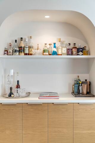 Gorgeous & spacious family home with big backyard gallery image 2