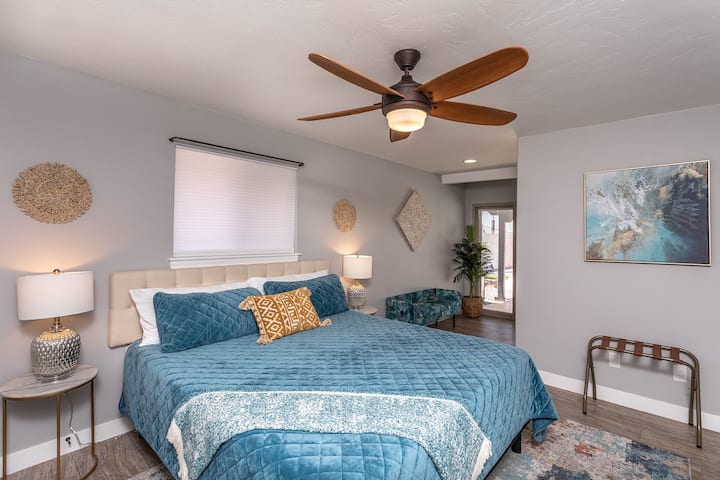 ห้องนอน 2 พร้อมเตียงคิงไซส์แคลิฟอร์เนียพร้อมห้องน้ำส่วนตัวที่เข้าถึงพื้นที่สระว่ายน้ำได้