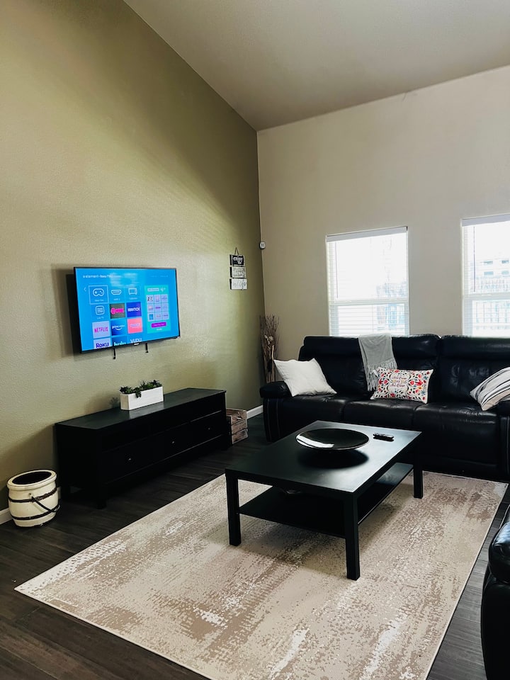 Cozy Bertha Is Your Home Away From Home. - Fresno, CA