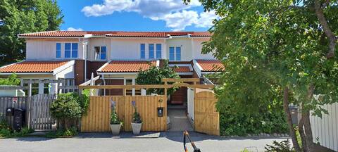 Large, cozy, newly renovated townhouse 20 minutes from the city center