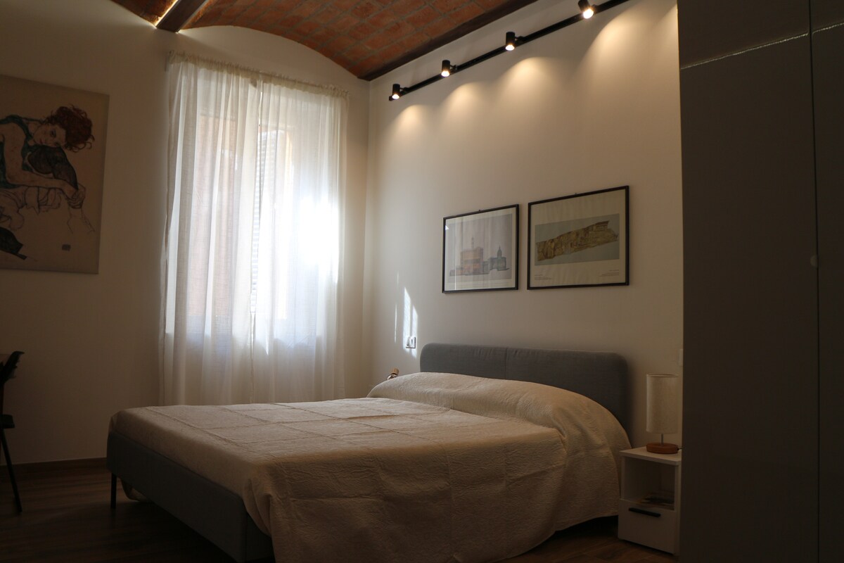 Двокреветна соба со брачен кревет и голема гардероба. Понекогаш таванот и осветлувањето ја шират топлината во собата.